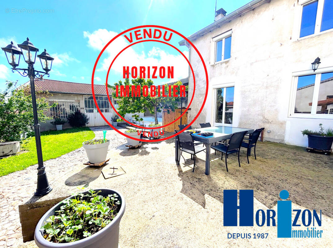 Maison à MAGNEUX-HAUTE-RIVE