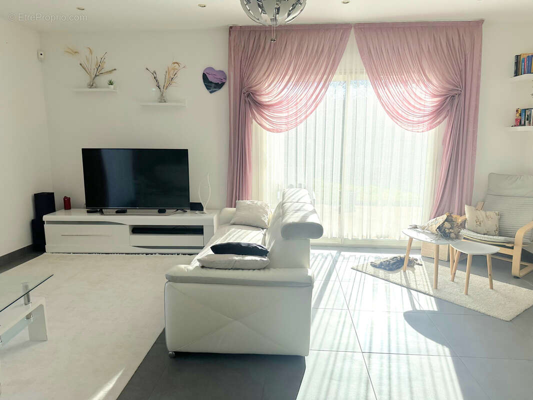 Maison à CHAZELLES-SUR-LYON