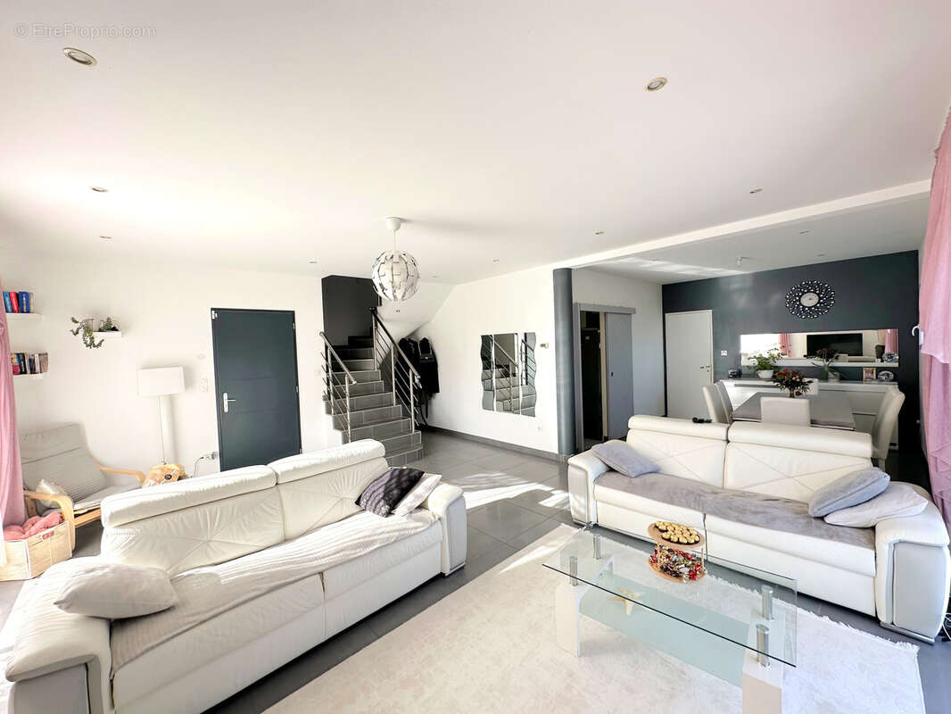 Maison à CHAZELLES-SUR-LYON