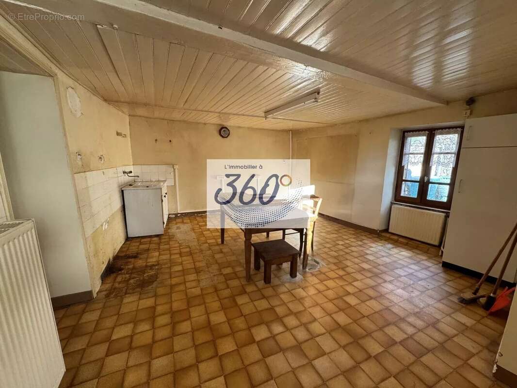 Maison à MONTAGNY-SUR-GROSNE