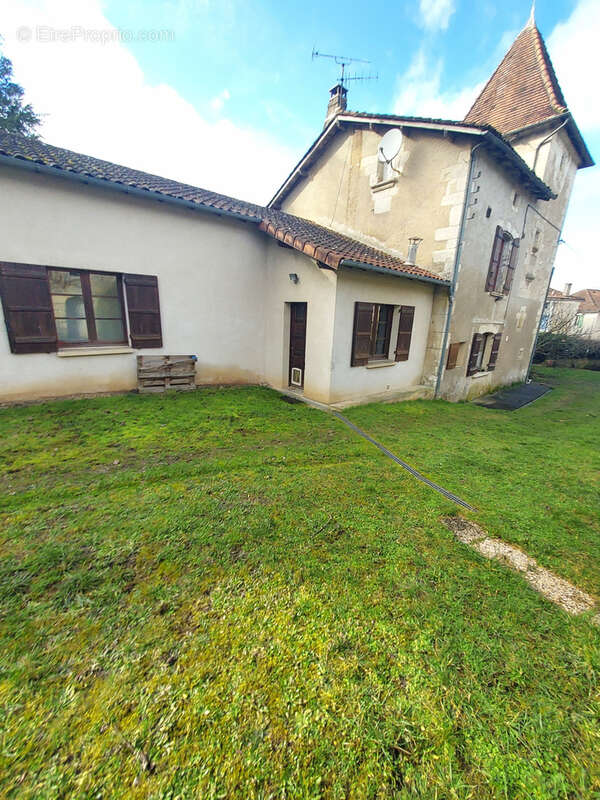 Maison à CHAMPAGNAC-DE-BELAIR