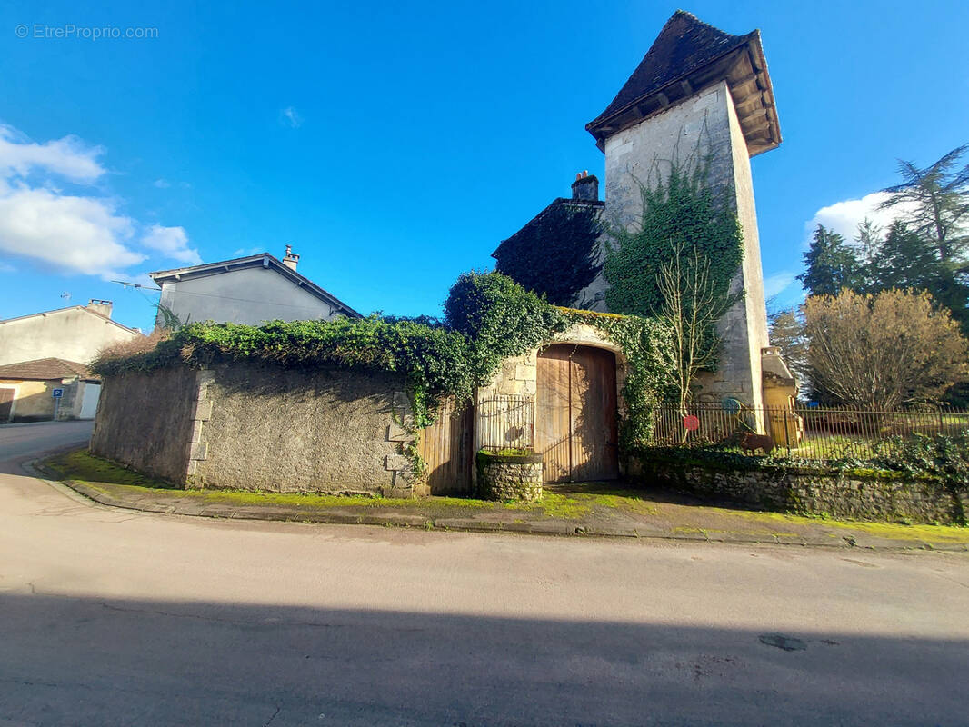Maison à CHAMPAGNAC-DE-BELAIR