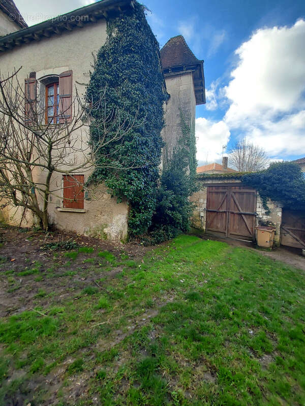 Maison à CHAMPAGNAC-DE-BELAIR