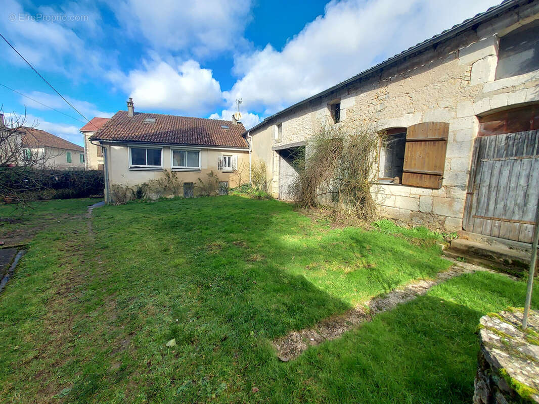 Maison à CHAMPAGNAC-DE-BELAIR