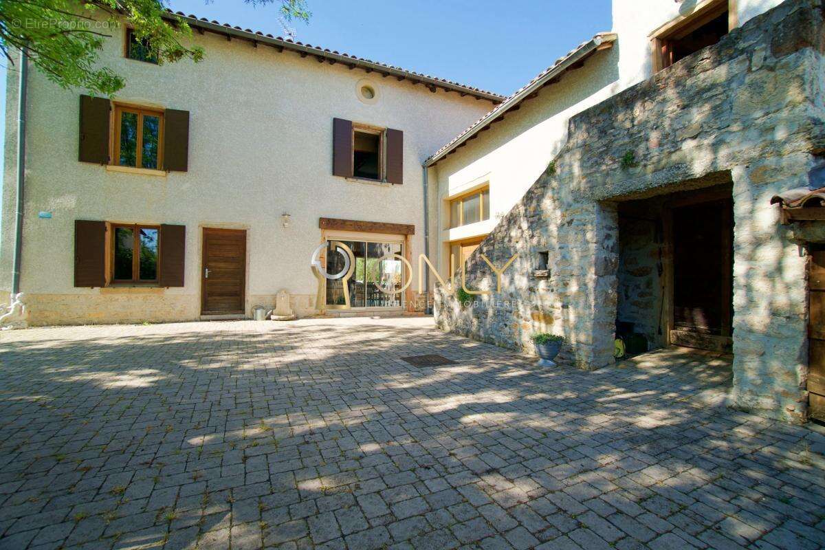 Maison à MARCILLY-D&#039;AZERGUES