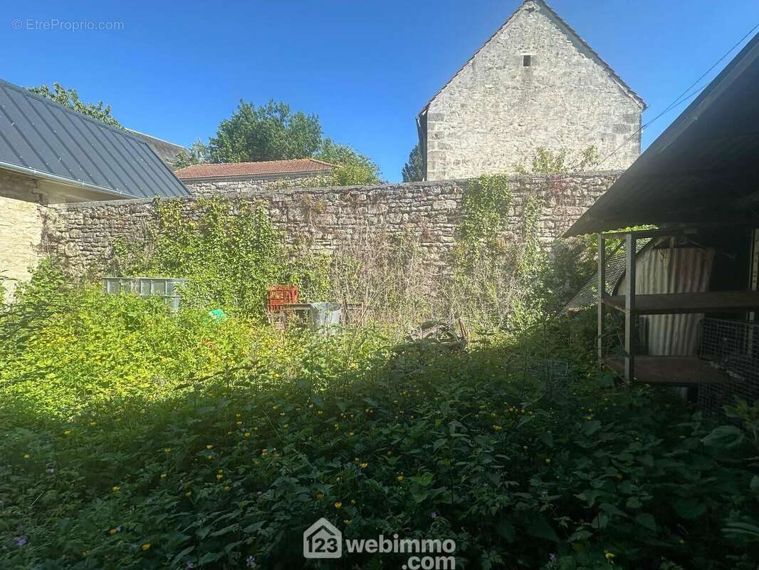 Un jardin entièrement clos - Maison à MONTCHALONS