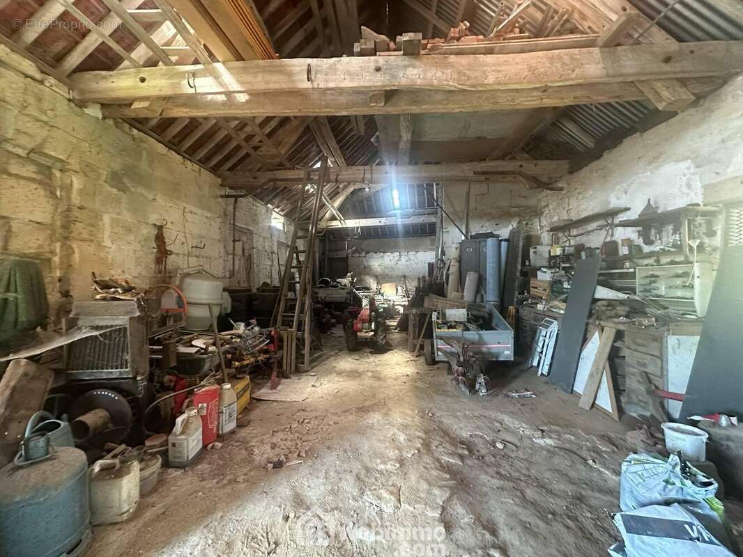 Vous apprécierez la hauteur sous plafond et ... - Maison à MONTCHALONS