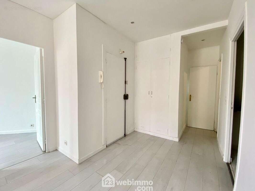 Découvrons cet appartement par son espace entrée avec placard - Appartement à MELUN
