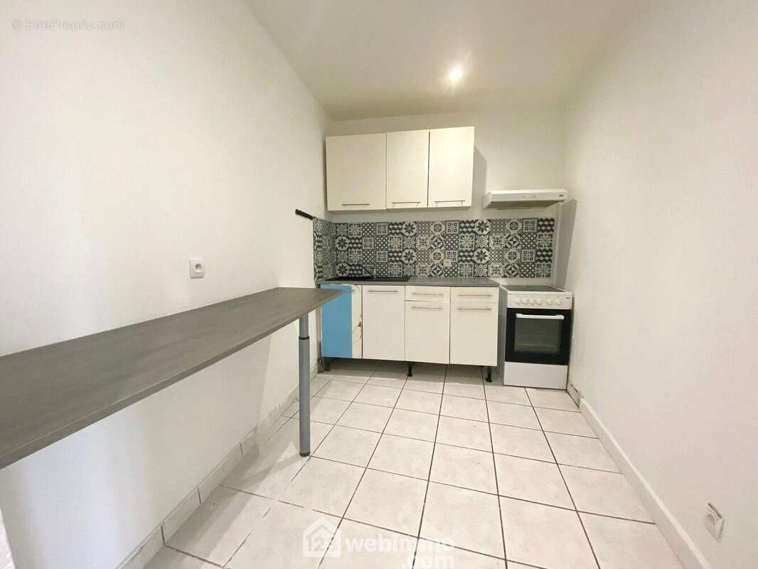 Passons à la cuisine indépendante aménagée - Appartement à MELUN