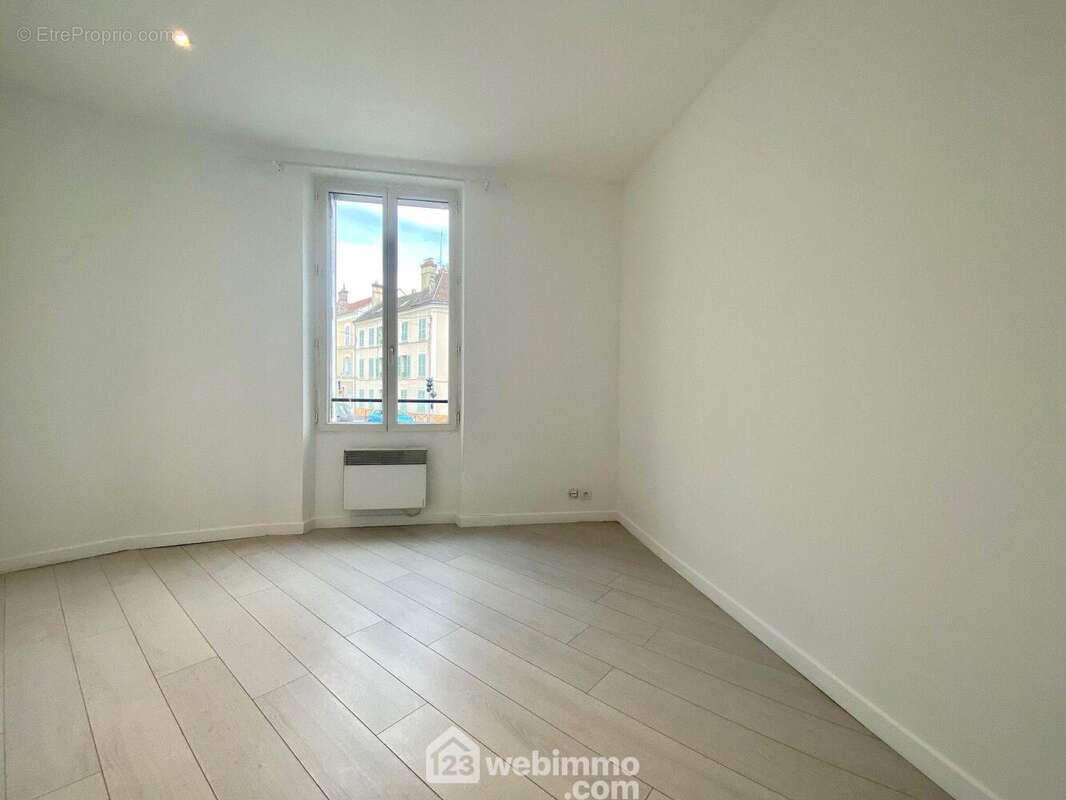 Voici la première chambre - Appartement à MELUN
