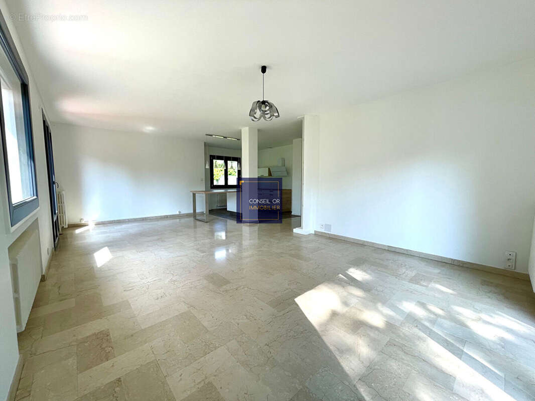 Maison à SAINT-GENIS-LAVAL