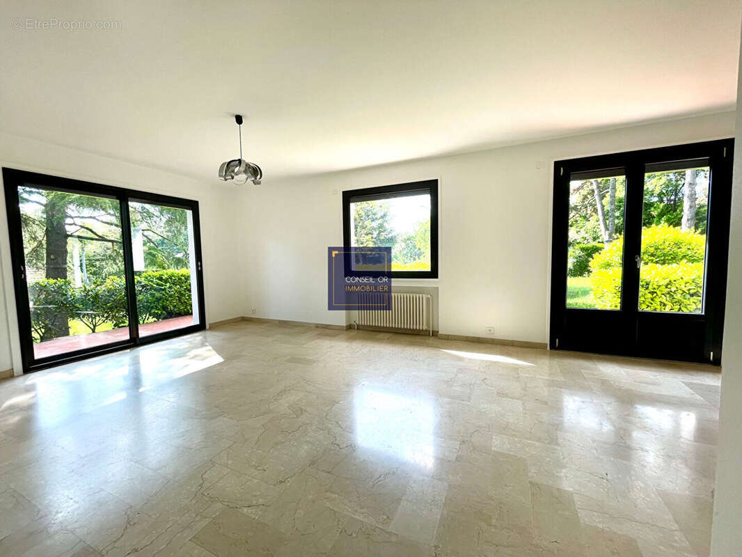 Maison à SAINT-GENIS-LAVAL