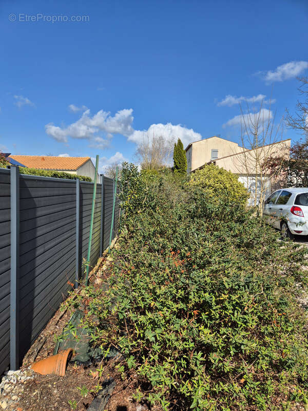 Terrain à SAINT-LAURENT-DE-LA-PREE