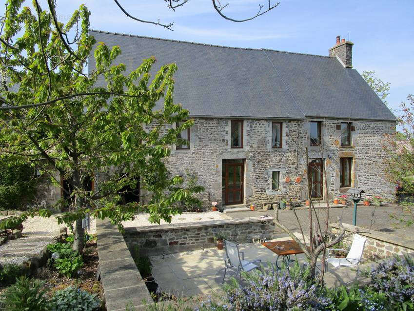 Maison à SAINT-CHRISTOPHE-DE-CHAULIEU