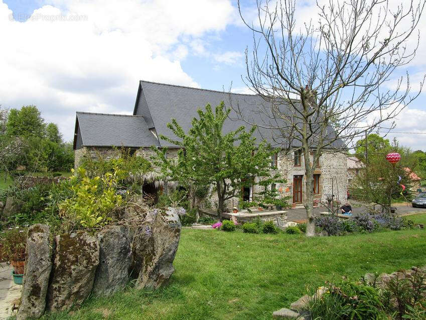 Maison à SAINT-CHRISTOPHE-DE-CHAULIEU