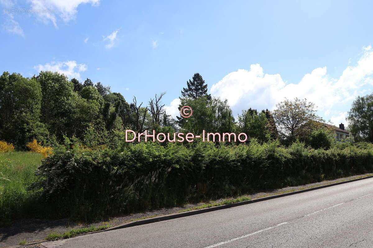 Terrain à SAINT-YRIEIX-LA-PERCHE