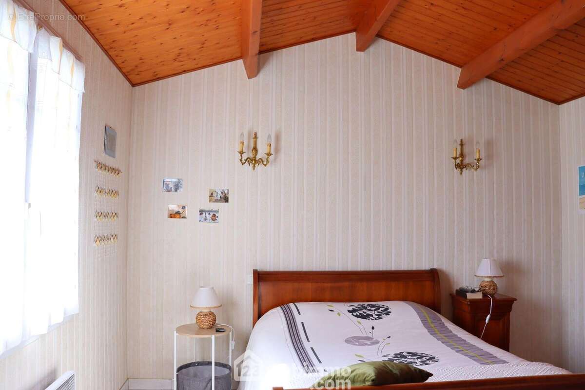 Chambre avec plafond rampant. - Maison à SAINT-HILAIRE-LA-FORET