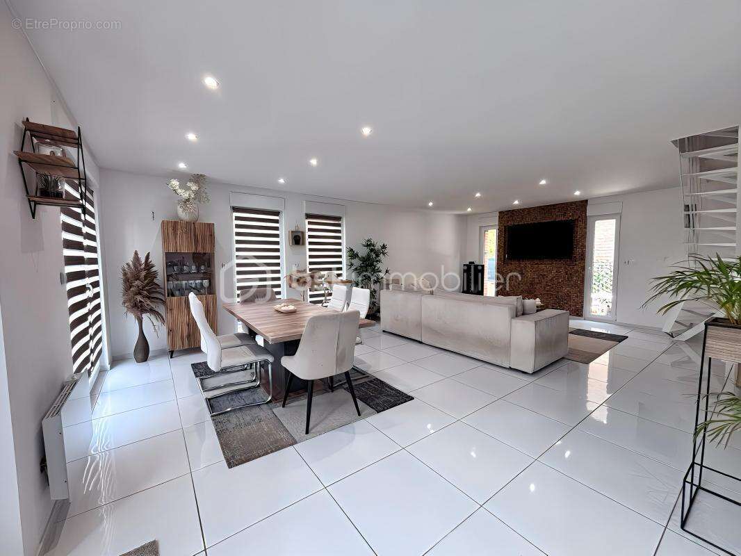 Maison à DOUCHY-LES-MINES