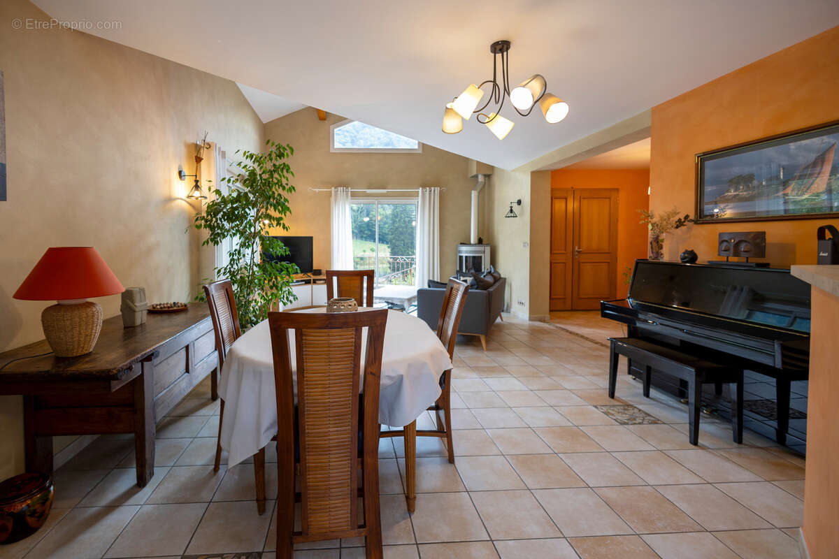 Maison à VAUX-EN-BUGEY