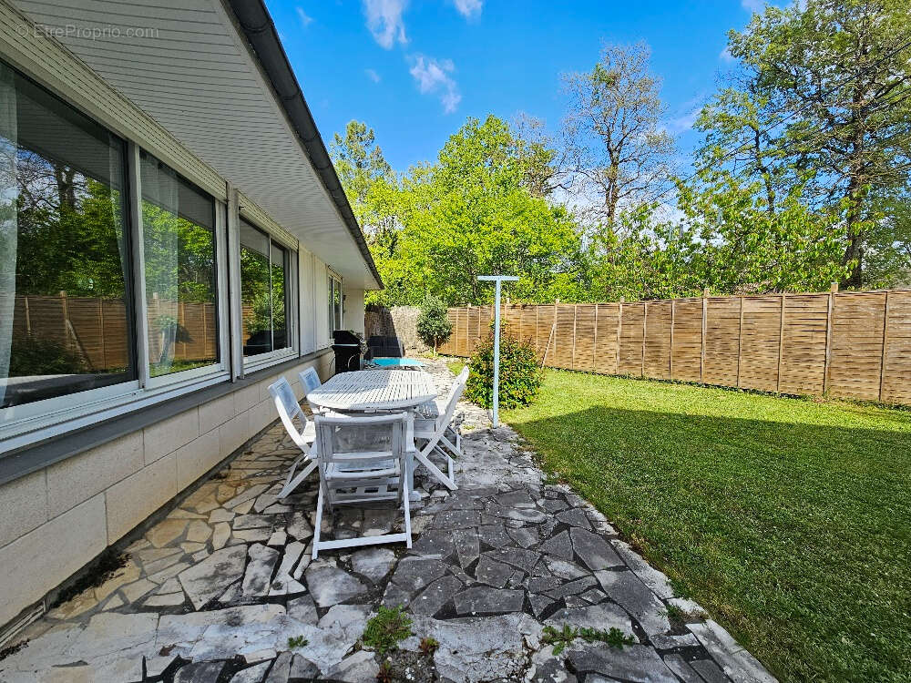 Maison à ROULLET-SAINT-ESTEPHE