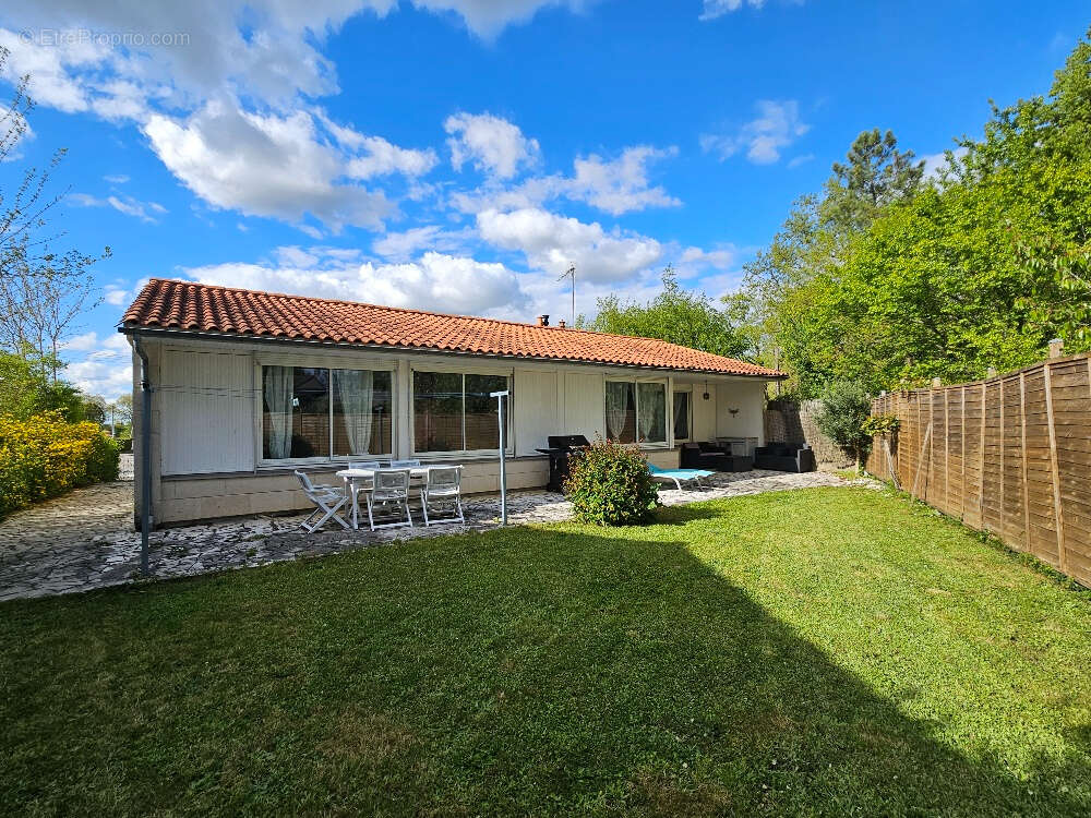 Maison à ROULLET-SAINT-ESTEPHE