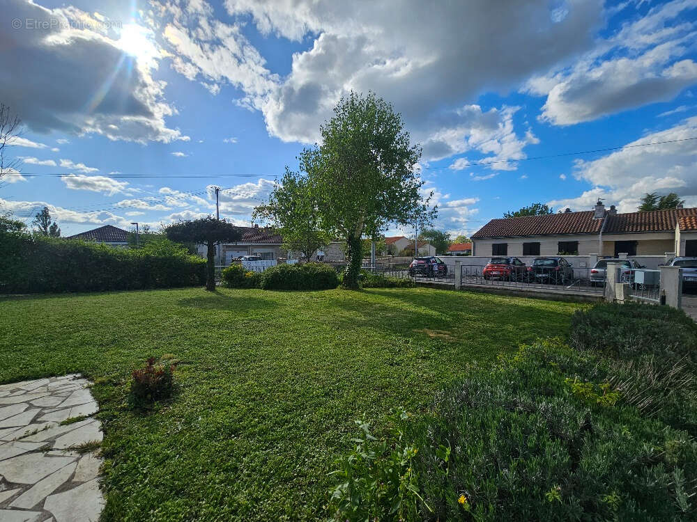 Maison à ROULLET-SAINT-ESTEPHE