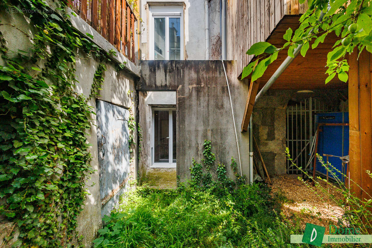 Commerce à LA TRONCHE