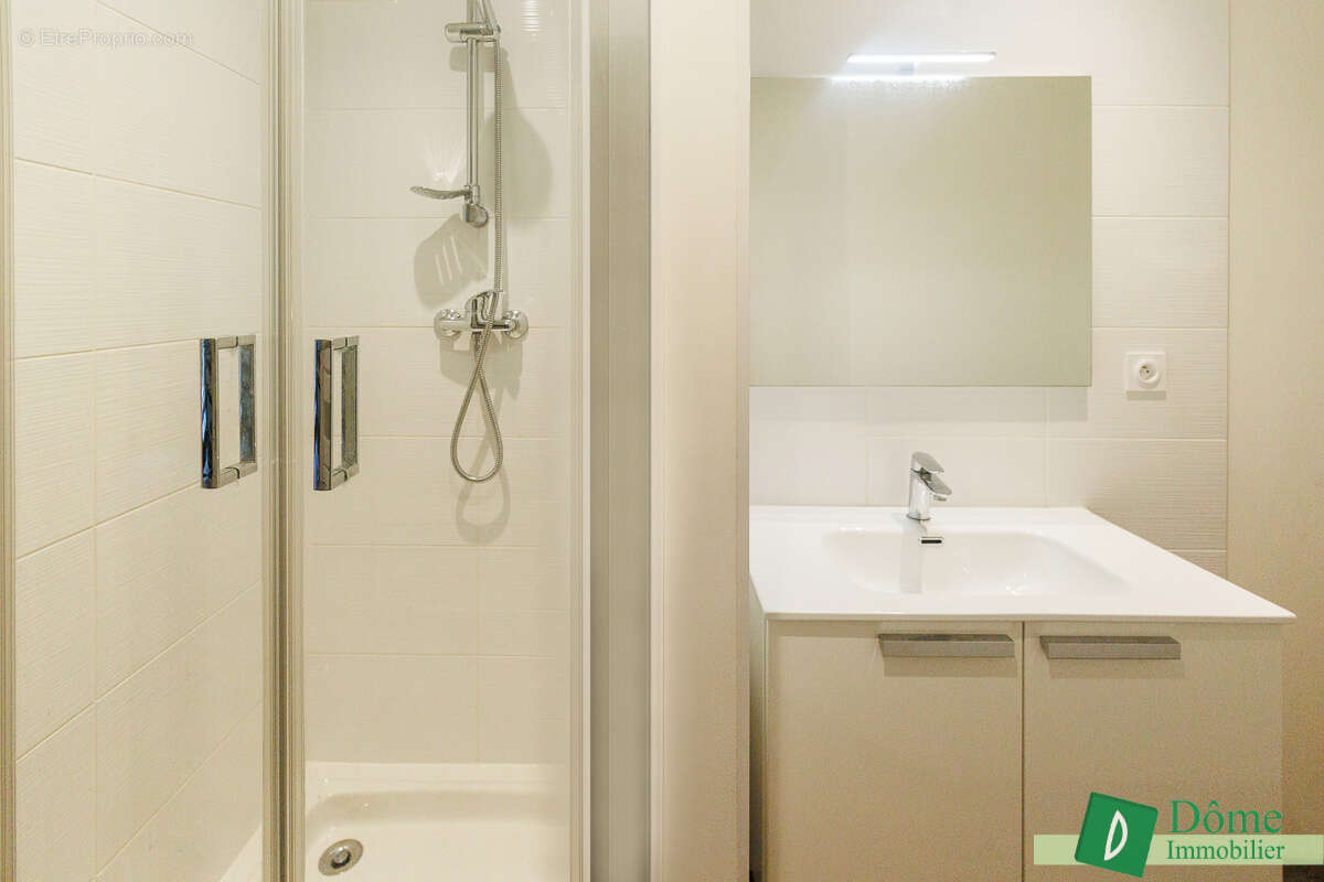 Commerce à LA TRONCHE