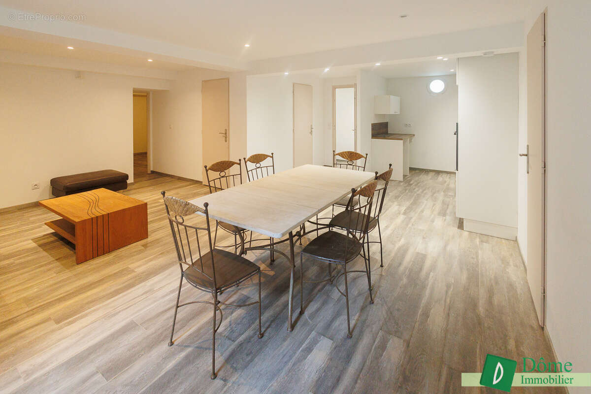 Commerce à LA TRONCHE