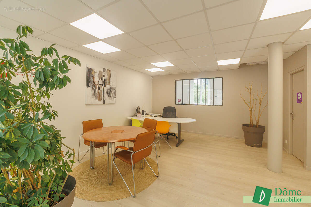 Commerce à LA TRONCHE