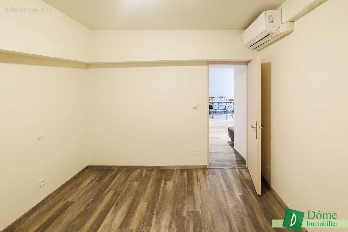 Commerce à LA TRONCHE