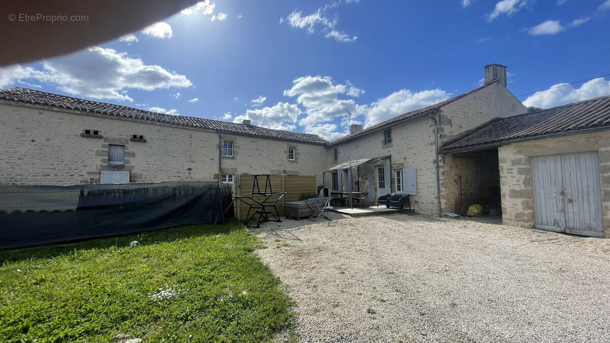 Maison à SAINT-HILAIRE-DES-LOGES