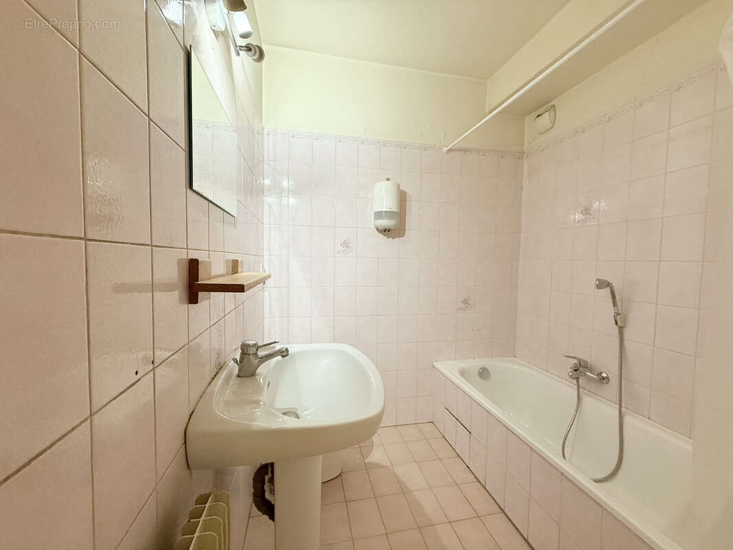 Appartement à SAINT-LAURENT-DU-VAR