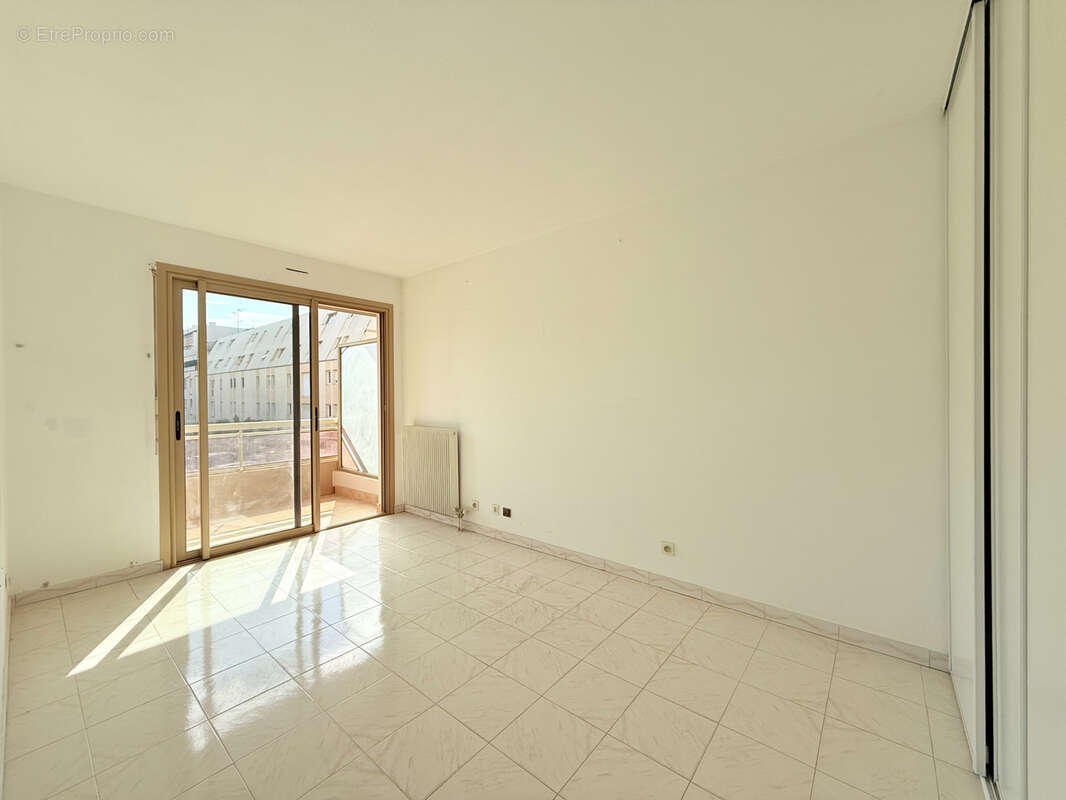 Appartement à SAINT-LAURENT-DU-VAR