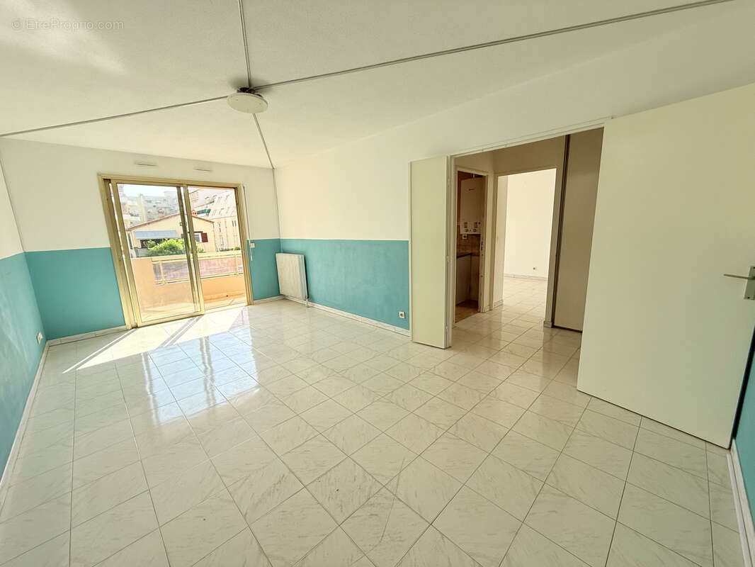 Appartement à SAINT-LAURENT-DU-VAR