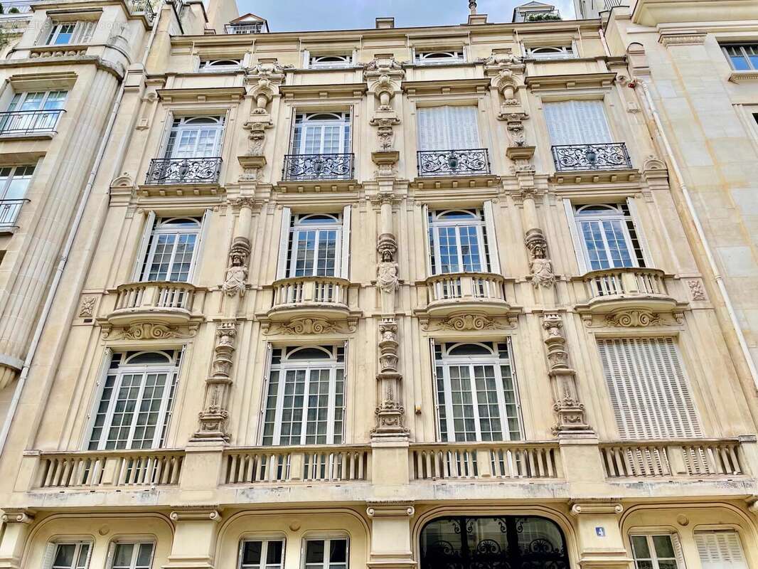 Appartement à PARIS-8E