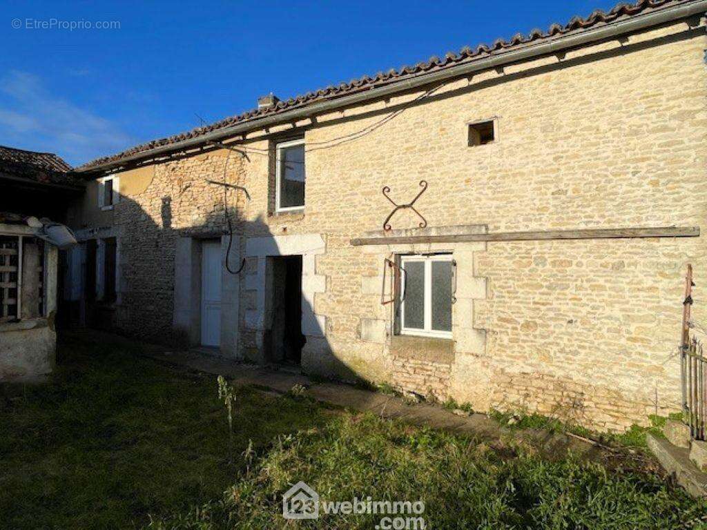 A 40 min de Poitiers, longère dans le bourg à rénover totalement. - Maison à SAINT-JEAN-DE-SAUVES