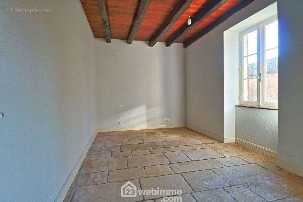 D&#039;un côté, 2 pièces pouvant être réunies, - Maison à CEAUX-EN-COUHE