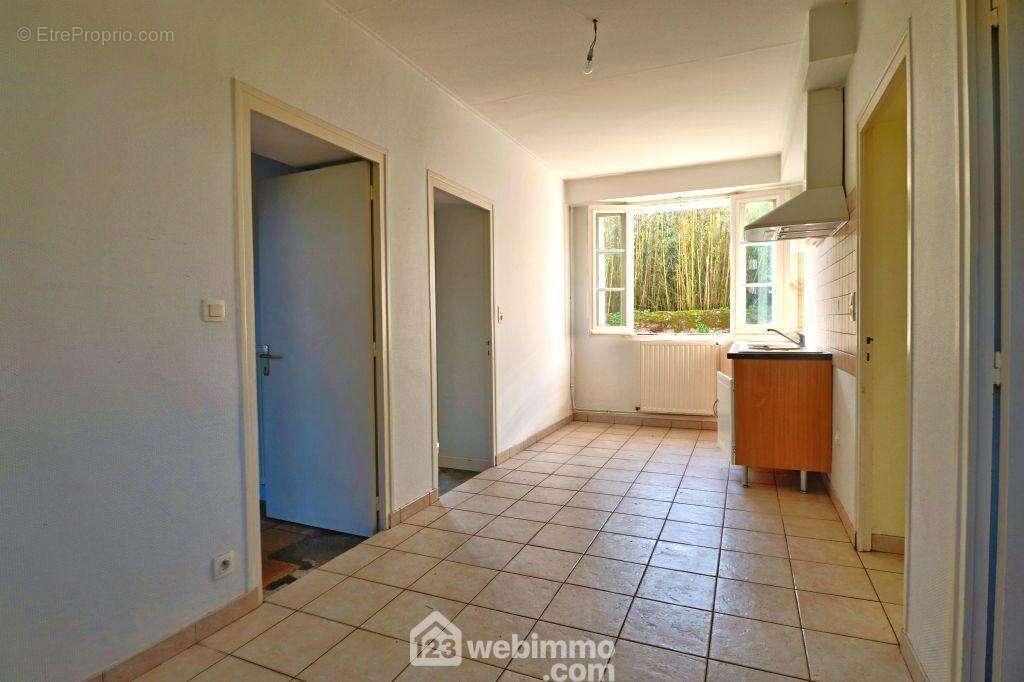 Entrée centrale par la cuisine de 13 m2, - Maison à CEAUX-EN-COUHE