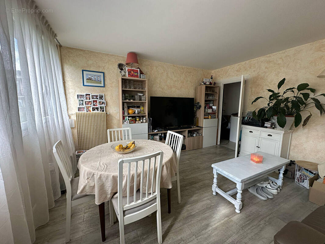 Appartement à LES CLAYES-SOUS-BOIS