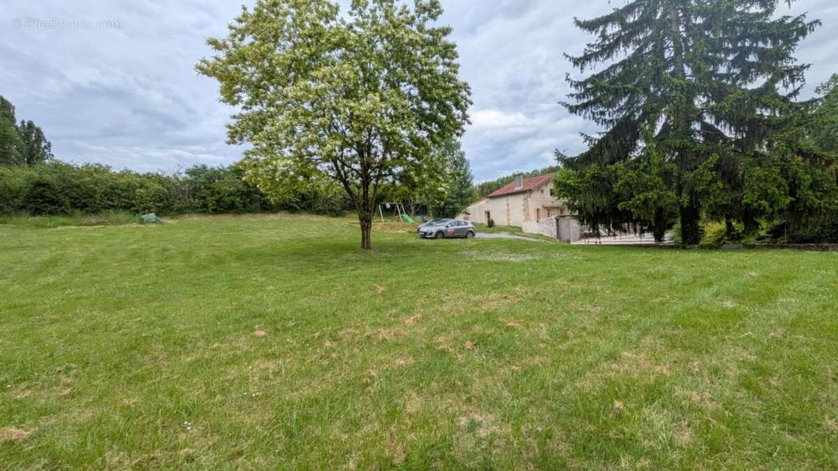 Maison à SAINT-GENES-DE-LOMBAUD