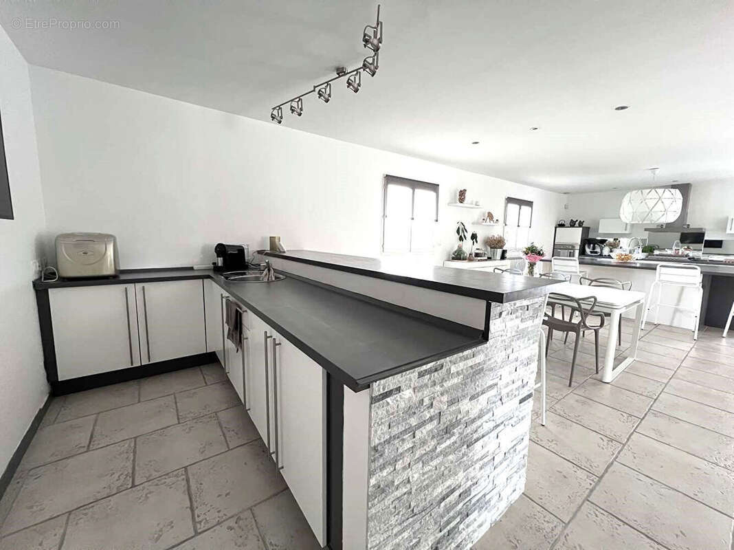 Maison à ENTRAIGUES-SUR-LA-SORGUE