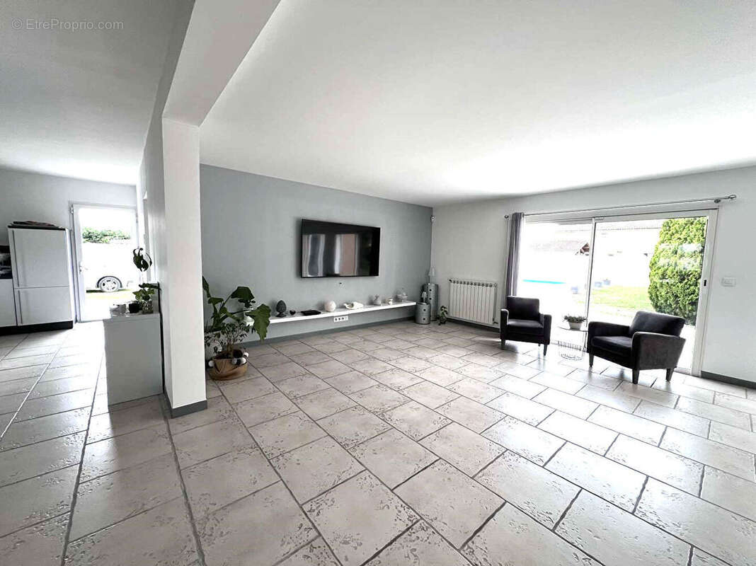 Maison à ENTRAIGUES-SUR-LA-SORGUE