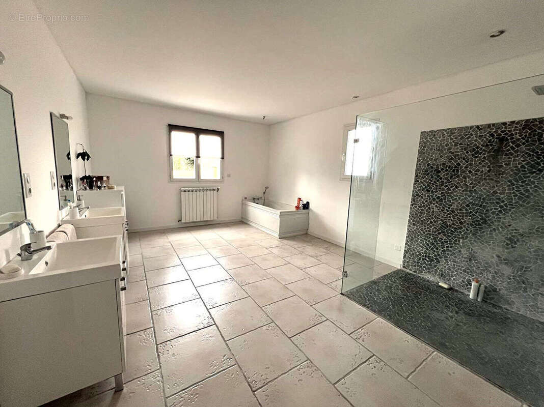 Maison à ENTRAIGUES-SUR-LA-SORGUE