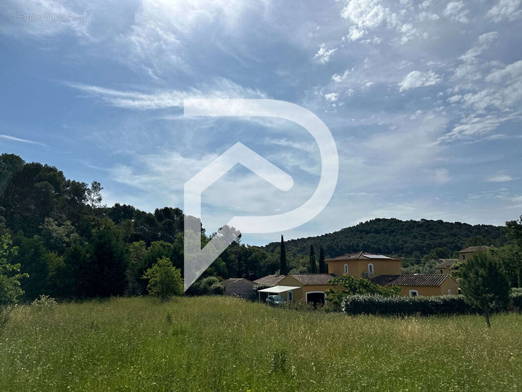Terrain à LORGUES