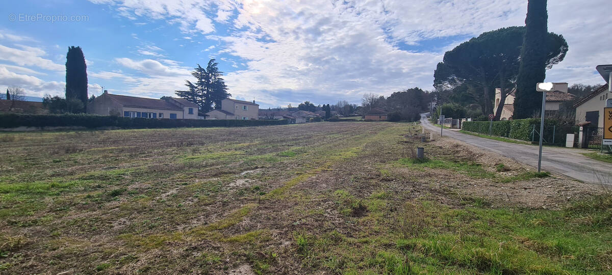 Terrain à MONTELEGER