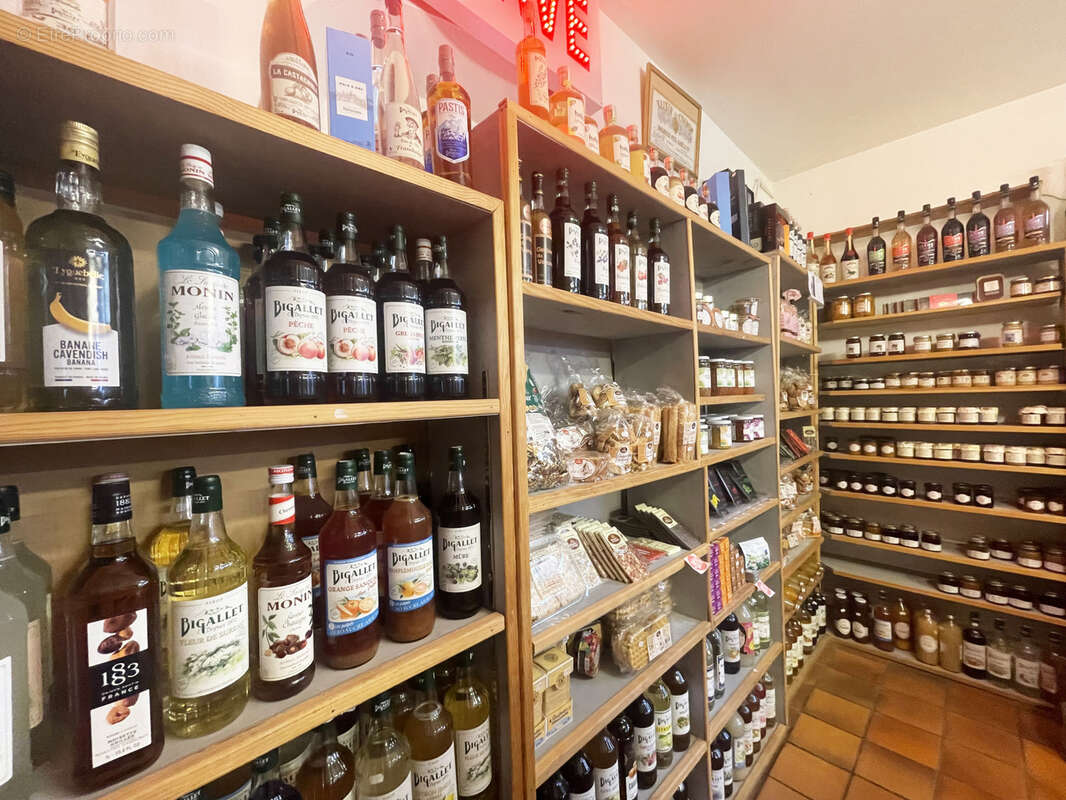 Commerce à LA GARDE-ADHEMAR