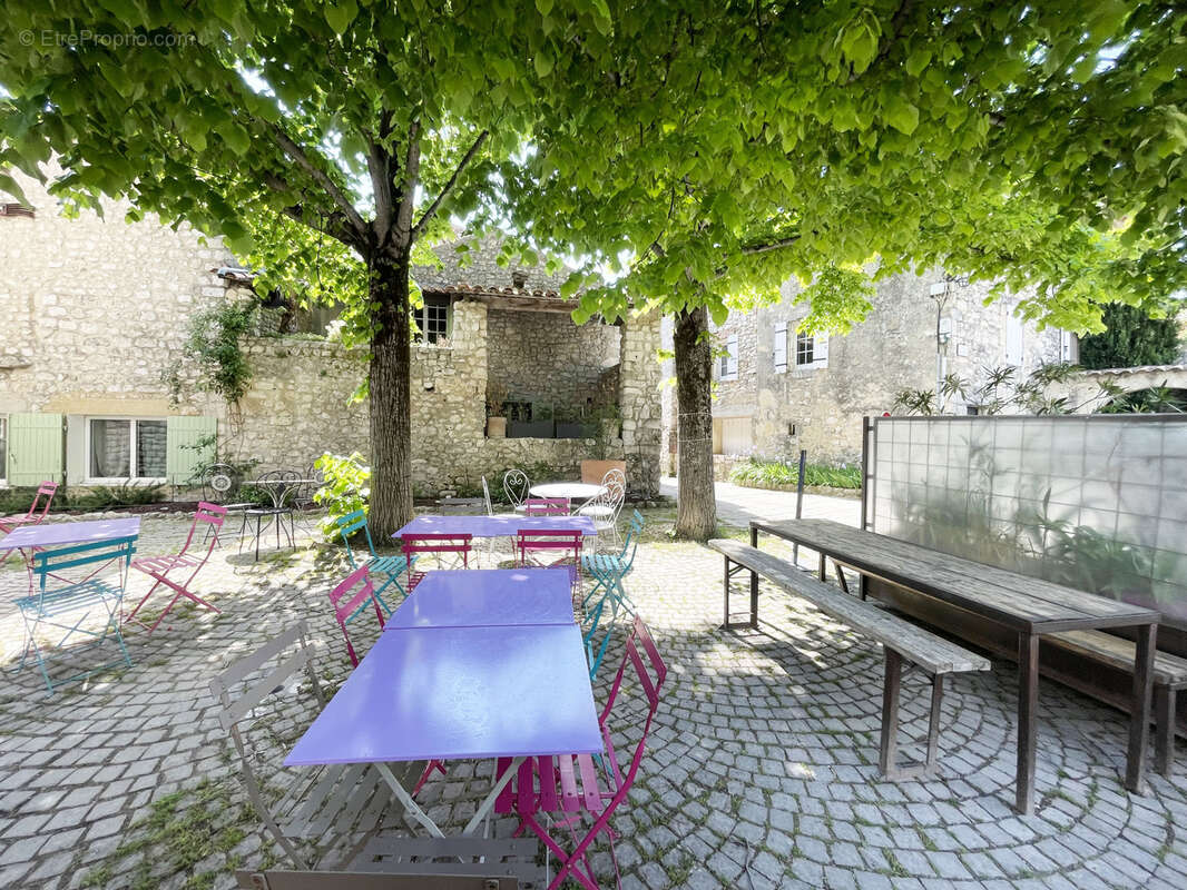 Commerce à LA GARDE-ADHEMAR