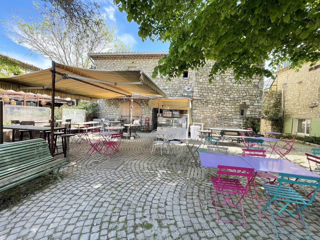 Commerce à LA GARDE-ADHEMAR