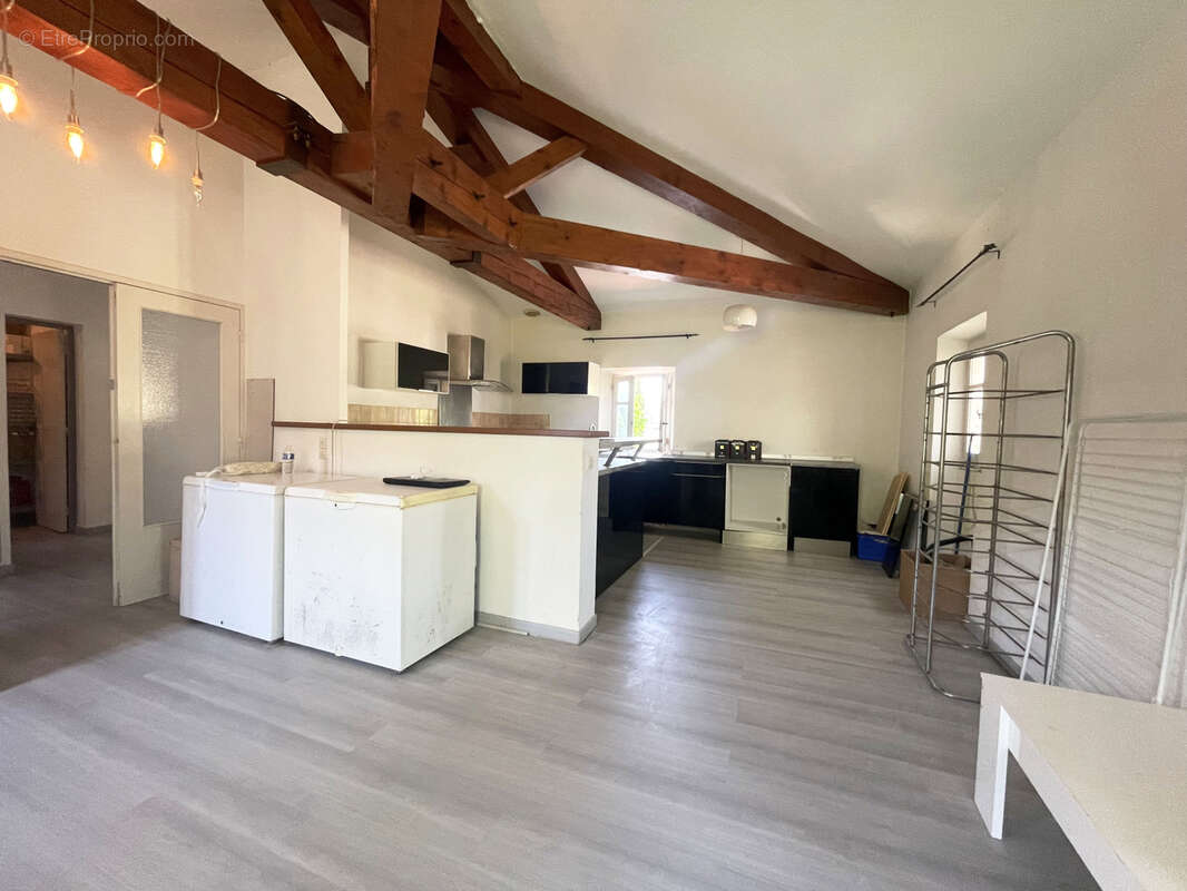 Commerce à LA GARDE-ADHEMAR